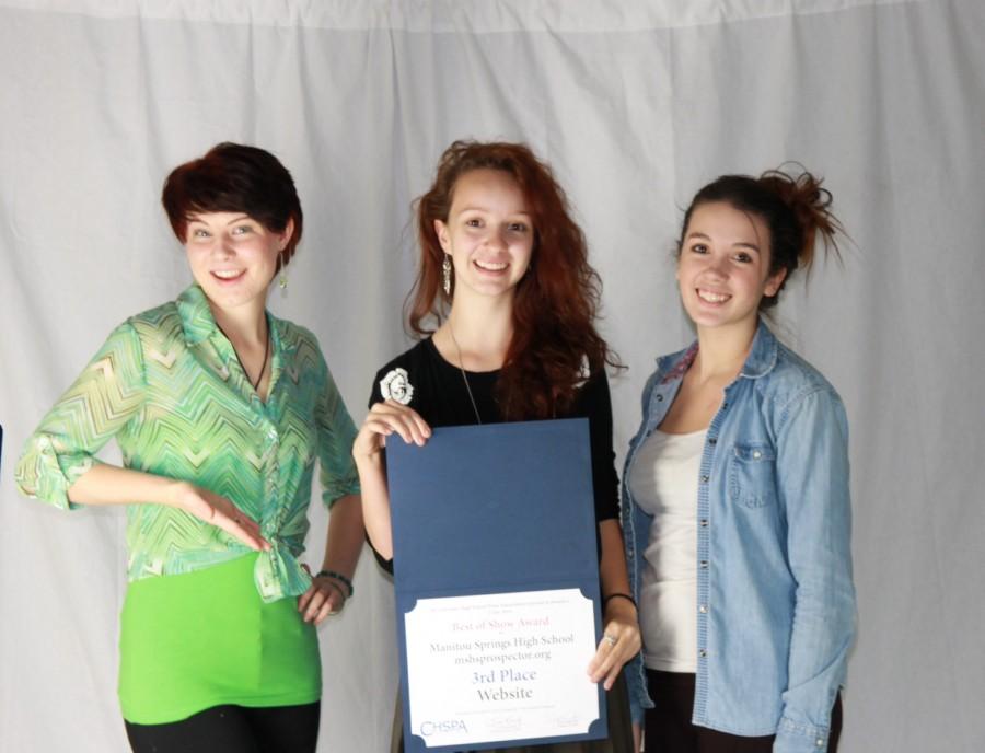 Left to right: Editor-in-Chief of the Warhorse Hunter Adcock (12), Editor-in-Chief of the Prospector Isabel Dufford (12), and Head Photography Editor Daisy Erickson (12) hold the third-place Best of Show placard awarded to Manitou on Thursday, October 9. 