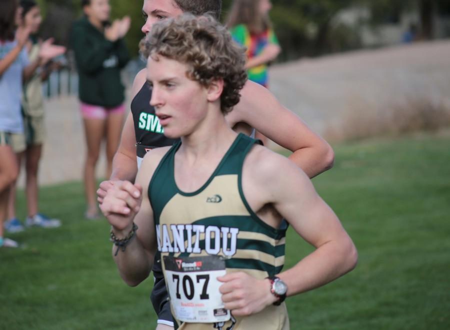 Noah Sobeck (10) paces himself in the first leg of the race.
