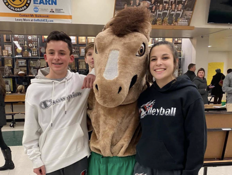 Two incoming freshmen pose with the Manny the Mustang.