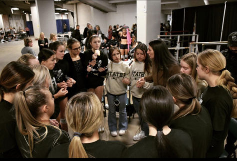 Crissy Leonhardt gives her team a pep talk before their state volleyball game in Nov. 2022.