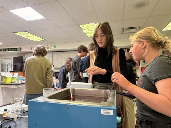 Vienna Montoya-De Smidt (12) and Rhys Parratt (11) place test tubes in a 60 degree water bath. This helps kickstart the bacteria’s growth. “I think he does a really good job of having applied learning and integrating concepts in a very hands-on fashion,” Montoya-De Smidt said. “ I think there was a lot of confusion about how bacterial transformation works and how plasmids interact and such. So being able to actually do it yourself and have it demonstrate the concept and essentially teach yourself how to do it and receive a product, is incredibly rewarding and so that just reinforces your excitement to learn.”